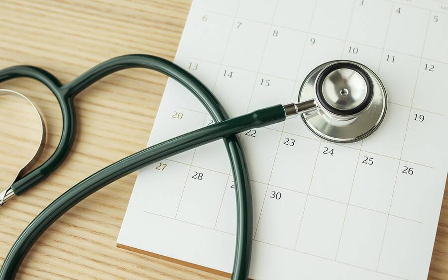 Stethoscope and calendar, reminder to schedule annual physical.