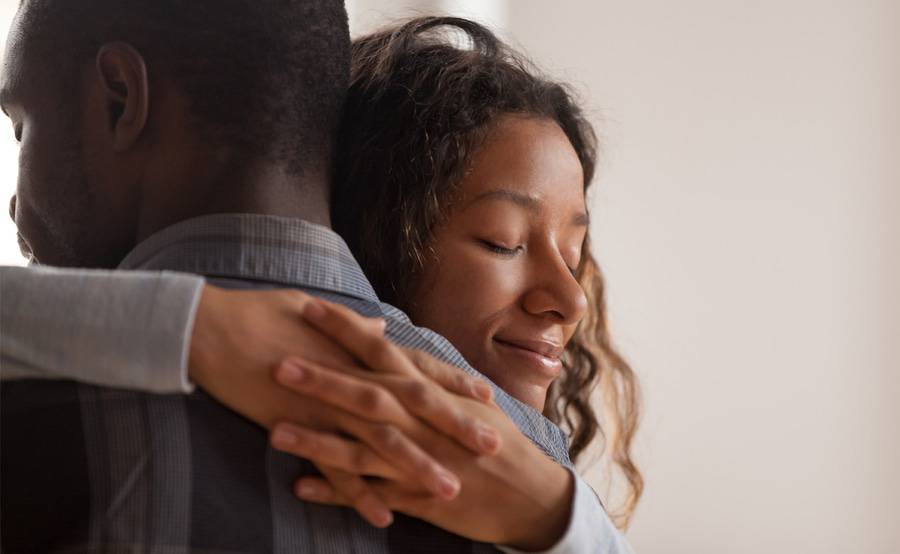 A woman and man comfort each other with a hug, representing living organ donation at Scripps Health.