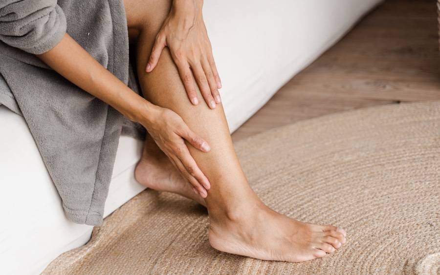 What causes leg twitching? Symptoms and treatment